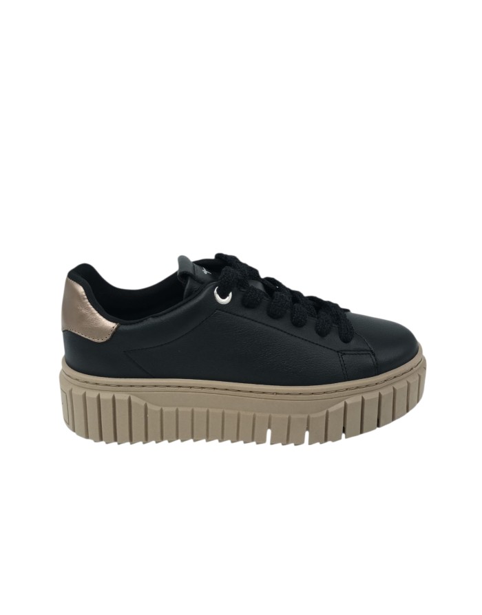 TAMARIS SNEAKER LACCI IN VITELLO COLORE NERO, TOPPONCINO IN LAMINATO ORO, FONDO GOMMA ZIGRINATO 5CM