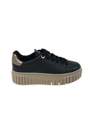 TAMARIS SNEAKER LACCI IN VITELLO COLORE NERO, TOPPONCINO IN LAMINATO ORO, FONDO GOMMA ZIGRINATO 5CM