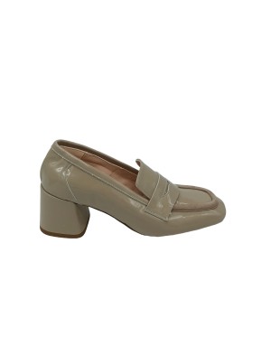 THERESA TH644, MOCASSINO CON VASCHETTA, TOMAIA IN VERNICE E CAMOSCIO COLORE SABBIA , FONDO CUOIO CON INSERTO GOMMA, TACCO FASCI