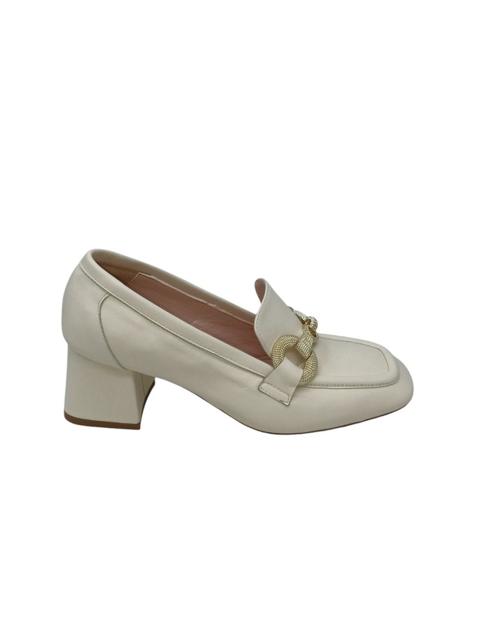 THERESA, MOCASSINO CON VASCHETTA, TOMAIA IN NAPPA COLORE PANNA CON MORSETTO DORATO, FONDO CUOIO CON INSERTO GOMMA, TACCO FASCIA