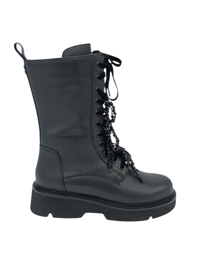 TOSCA BLU ANFIBIO LISCIO IN VITELLO COLORE NERO, LAMPO LATERALE, LACCIO IN VELLUTO NERO CON  ACCESSORI PIETRE NERE, FONDO GOMMA