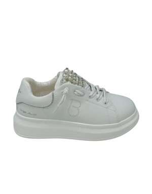 TOSCA BLU SNEAKER LACCI IN VITELLO COLORE BIANCO, ACCESSORIO CON PERLE E STRASSE SULLA LINGUETTA FONDO GOMMA EXTRA LIGHT 4,5CM