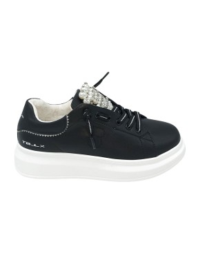 TOSCA BLU SNEAKER LACCI IN VITELLO COLORE NERO, ACCESSORIO CON PERLE E STRASSE SULLA LINGUETTA FONDO GOMMA EXTRA LIGHT 4,5CM