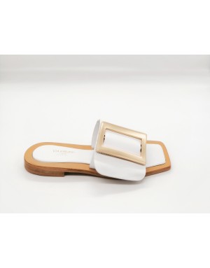 VIA KRUPP 17 SABOT SPUNTATO, UNA FASCIA IN VITELLO COLORE BIANCO CON FIBBIONE DORATO, FONDO CUOIO