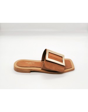 VIA KRUPP 17 SABOT SPUNTATO, UNA FASCIA IN VITELLO COLORE CUOIO CON FIBBIONE DORATO, FONDO CUOIO