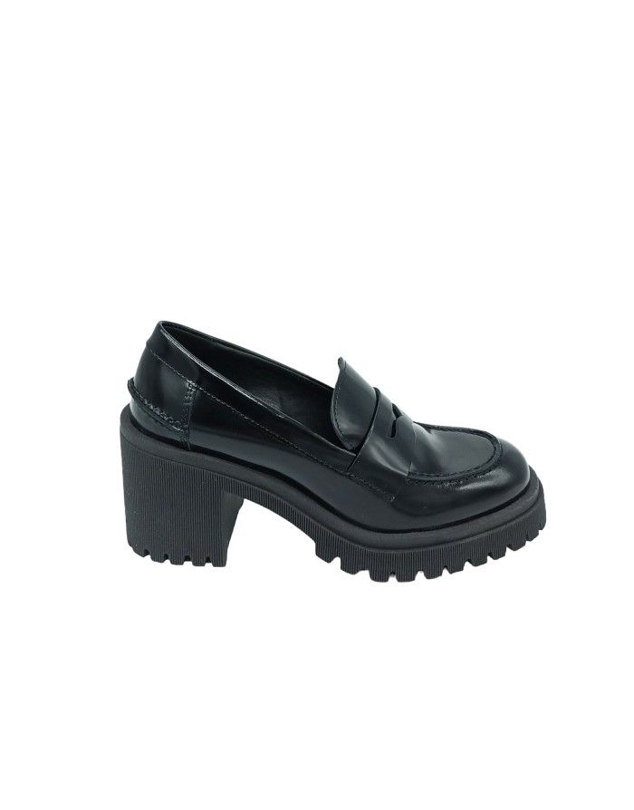 VSL 7368 MOCASSINO CON VASCHETTA, TOMAIA IN VITELLO SPAZZOLATO COLORE NERO, FONDO GOMMA CARRO, TACCO 8CM