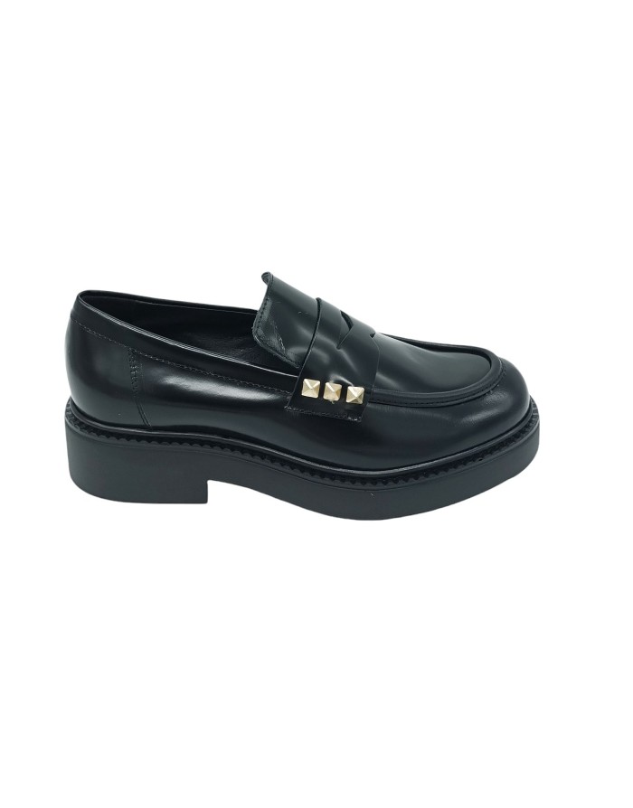 VSL 7709, MOCASSINO CON VASCHETTA, TOMAIA IN VITELLO SPAZZOLATO COLORE NERO, NOTTOLINI PIRAMIDALI DORATI COME ACCESSORI LATERAL
