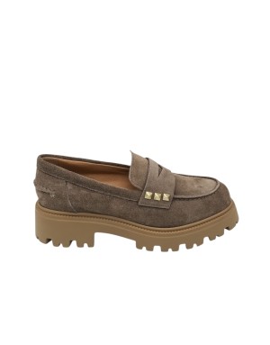 VSL MOCASSINO CON VASCHETTA, TOMAIA IN CAMOSCIO INGRASSATO COLORE TAUPE, MORSETTO CON ACCESSORI DORATI LATERALI, FONDO MICRO CA