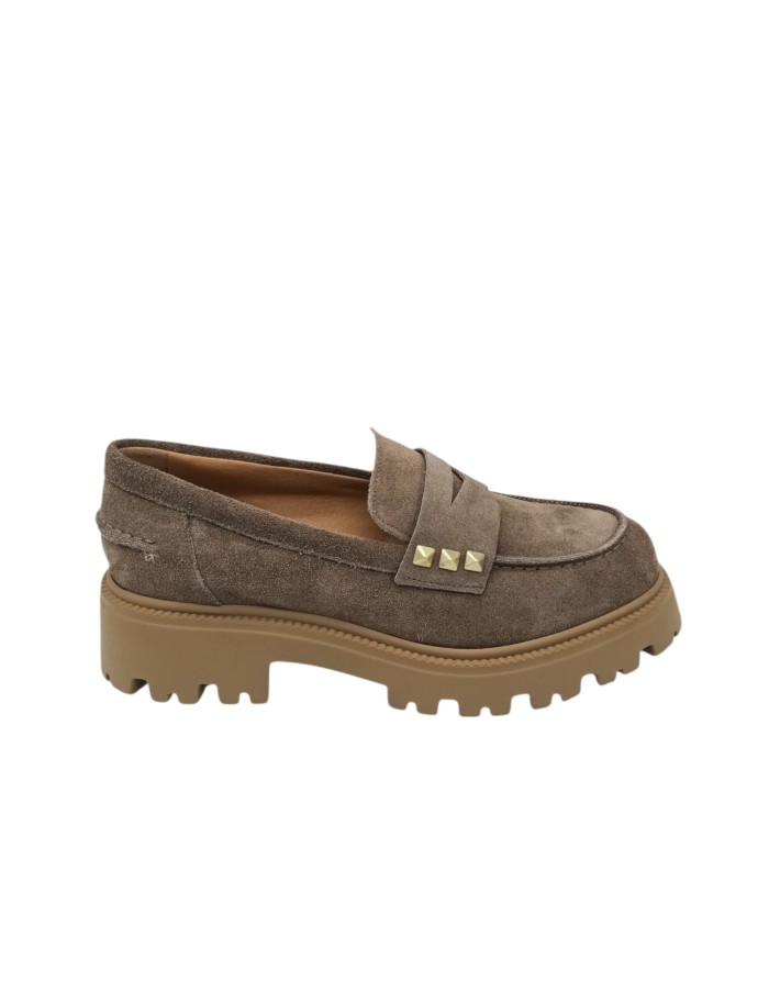 VSL MOCASSINO CON VASCHETTA, TOMAIA IN CAMOSCIO INGRASSATO COLORE TAUPE, MORSETTO CON ACCESSORI DORATI LATERALI, FONDO MICRO CA