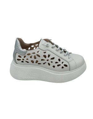 WONDERS SNEAKER CON ELASTICI, TOMAIA IN VITELLO BOTTALATO FORATO COLORE AVORIO CON TOPPONCINO LAMINATO, FONDO GOMMA EXTRA LIGHT