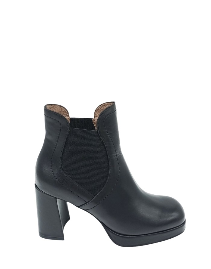 WONDERS TRONCHETTO/ BEATLES LISCIO IN VITELLO COLORE NERO, ELASTICI LATERALI IN TINTA, FONDO GOMMA, TACCO FASCIATO 9CM CON PLAT