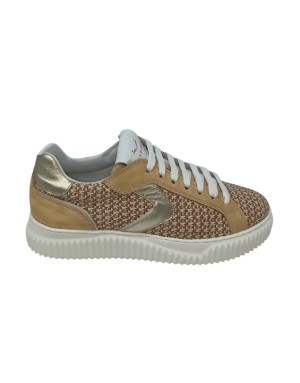 VOILE BLANCHE LIPARI SNEAKER LACCI IN CAMOSCIO E TESSUTO RAFIA COLORE BEIGE-VANIGLIA CON RIPORTI IN LAMINATO PLATINO, FONDO GOM