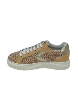 VOILE BLANCHE LIPARI SNEAKER LACCI IN CAMOSCIO E TESSUTO RAFIA COLORE BEIGE-VANIGLIA CON RIPORTI IN LAMINATO PLATINO, FONDO GOM
