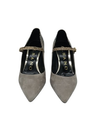 ALBANO DECOLLETE' CON CINTURINO ALLA CAVIGLIA, TOMAIA IN CAMOSCIO COLORE TAUPE CON TOPPONCINO IN STAMPATO PITONE ROCCIA, TACCO 