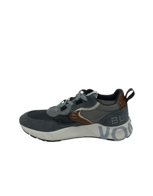 VOILE BLANCHE CLUB 01 SNEAKER LACCI IN CAMOSCIO E TESSUTO TECNICO COLORE GRIGIO ANTRACITE CON RIPORTI IN VITELLO COGNAC, FONDO 