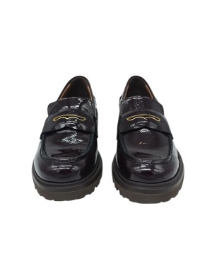 VSL MOCASSINO CON VASCHETTA, TOMAIA IN NAPLAK COLORE BORDEAUX, MORSETTO CON ACCESSORIO DORATO, FONDO GOMMA EXTRA LIGHT 4CM