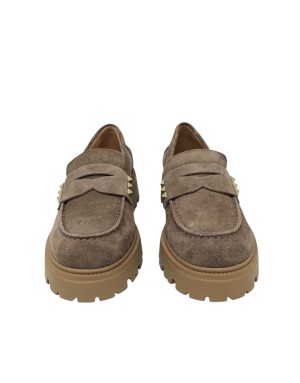 VSL MOCASSINO CON VASCHETTA, TOMAIA IN CAMOSCIO INGRASSATO COLORE TAUPE, MORSETTO CON ACCESSORI DORATI LATERALI, FONDO MICRO CA