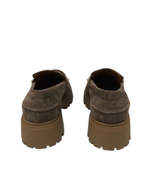 VSL MOCASSINO CON VASCHETTA, TOMAIA IN CAMOSCIO INGRASSATO COLORE TAUPE, MORSETTO CON ACCESSORI DORATI LATERALI, FONDO MICRO CA
