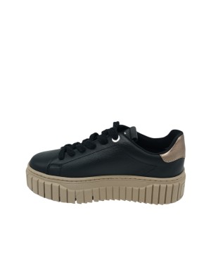 TAMARIS SNEAKER LACCI IN VITELLO COLORE NERO, TOPPONCINO IN LAMINATO ORO, FONDO GOMMA ZIGRINATO 5CM