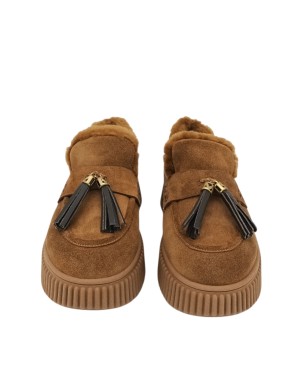 LORENZO MARI MOCASSINO IN CAMOSCIO INGRASSATO COLORE CUOIO CON NAPPINE IN VITELLO MORO, FODERA INTERNA IN MONTONE, FONDO GOMMA 