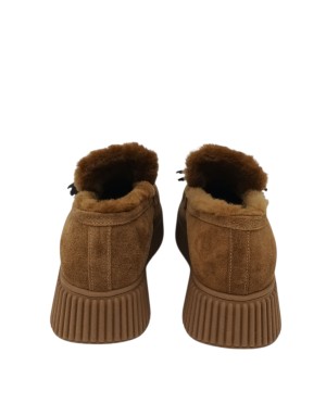 LORENZO MARI MOCASSINO IN CAMOSCIO INGRASSATO COLORE CUOIO CON NAPPINE IN VITELLO MORO, FODERA INTERNA IN MONTONE, FONDO GOMMA 