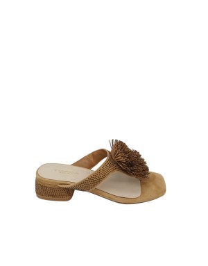 TOSCA BLU INFRADITO IN CAMOSCIO COLORE CUOIO CON STRASSE IN TINTA E ACCESSORIO/POMPON CENTRALE, TACCO FASCIATO/STRASSATO 4CM, F