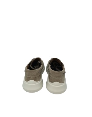 AMBITIOUS SNEAKER STRINGATA GUSTO BARCA, TOMAIA IN CAMOSCIO COLORE TAUPE, FONDO EXTRA LIGHT
