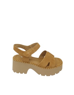 TAMARIS SANDALO UNA FASCIA E CINTURINO ALLA CAVIGLIA CON VELCRO, TOMAIA IN CAMOSCIO COLORE CAMEL, GUARDOLO IMPUNTURATO, FONDO Z