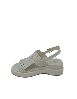 BRUNO PREMI SANDALO DUE FASCE CON FRANGIA CENTRALE E FIBBIETTA LATERALE, TOMAIA IN VITELLO COLORE BURRO, ZEPPA FASCIATA 5,5 CM