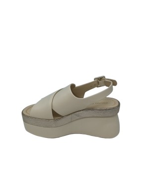 BRUNO PREMI SANDALO DUE FASCE ACCOLLATE IN NAPPA COLORE BURRO CON RIPORTO IN VITELLO LAMINATO PLATINO, ZEPPA 8CM FASCIATA