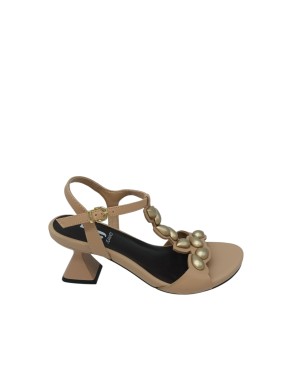 JEANNOT SANDALO CHARLESTON IN VITELLO COLORE SABBIA CON ACCESSORI A GOCCIA PLATINO, TACCO IN ABS 7CM CON PLATEAU FASCIATO, FOND