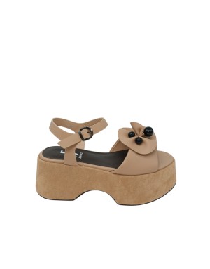 JEANNOT SANDALO DUE FASCE IN NAPPA COLORE SABBIA, ACCESSORIO A FIORE CON PIETRE SULLA FASCIA ANTERIORE, FONDO ZEPPA 7CM FASCIAT