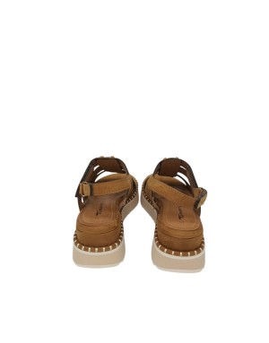 TAMARIS SANDALO RAGNETTO IN CAMOSCIO COLORE COGNAC, CINTURINO CON STRAPPO, GUARDOLO IMPUNTURATO, FONDO GOMMA 6CM