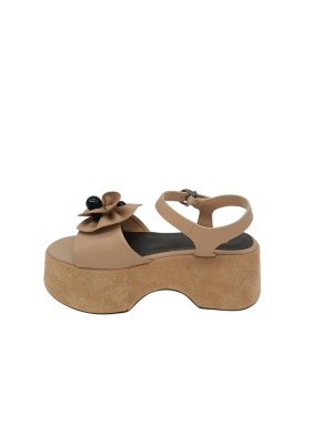 JEANNOT SANDALO DUE FASCE IN NAPPA COLORE SABBIA, ACCESSORIO A FIORE CON PIETRE SULLA FASCIA ANTERIORE, FONDO ZEPPA 7CM FASCIAT