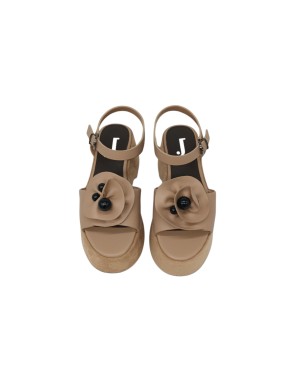 JEANNOT SANDALO DUE FASCE IN NAPPA COLORE SABBIA, ACCESSORIO A FIORE CON PIETRE SULLA FASCIA ANTERIORE, FONDO ZEPPA 7CM FASCIAT