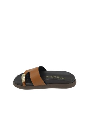 CHIARA LUCIANI SABOT SPUNTATO CON FASCIA INFRADITO IN VITELLO COLORE CUOIO, ACCESSORIO DORATO, FONDO GOMMA 4CM