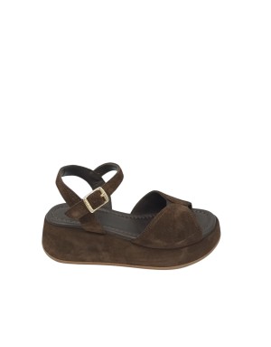FRAU SANDALO UNA FASCIA CON SCOLLO A V E CINTURINO ALLA CAVIGLIA, TOMAIA IN CAMOSCIO COLORE CACAO, ZEPPA FASCIATA 5CM, FONDINO 