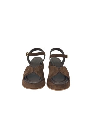 FRAU SANDALO UNA FASCIA CON SCOLLO A V E CINTURINO ALLA CAVIGLIA, TOMAIA IN CAMOSCIO COLORE CACAO, ZEPPA FASCIATA 5CM, FONDINO 