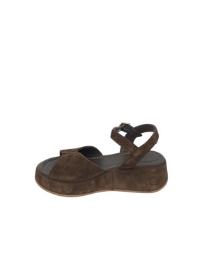 FRAU SANDALO UNA FASCIA CON SCOLLO A V E CINTURINO ALLA CAVIGLIA, TOMAIA IN CAMOSCIO COLORE CACAO, ZEPPA FASCIATA 5CM, FONDINO 