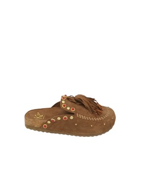 EKP SABOT IN CAMOSCIO COLORE CUOIO CON NAPPINE BICOLOR E NOTTOLINI DORATI CON PIETRE ROSSE, FONDO MICRO 3CM